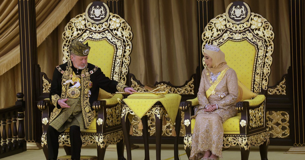 Queen Exudes Regal Beauty In Kurung Johor Adorned With Hibiscus Hand 