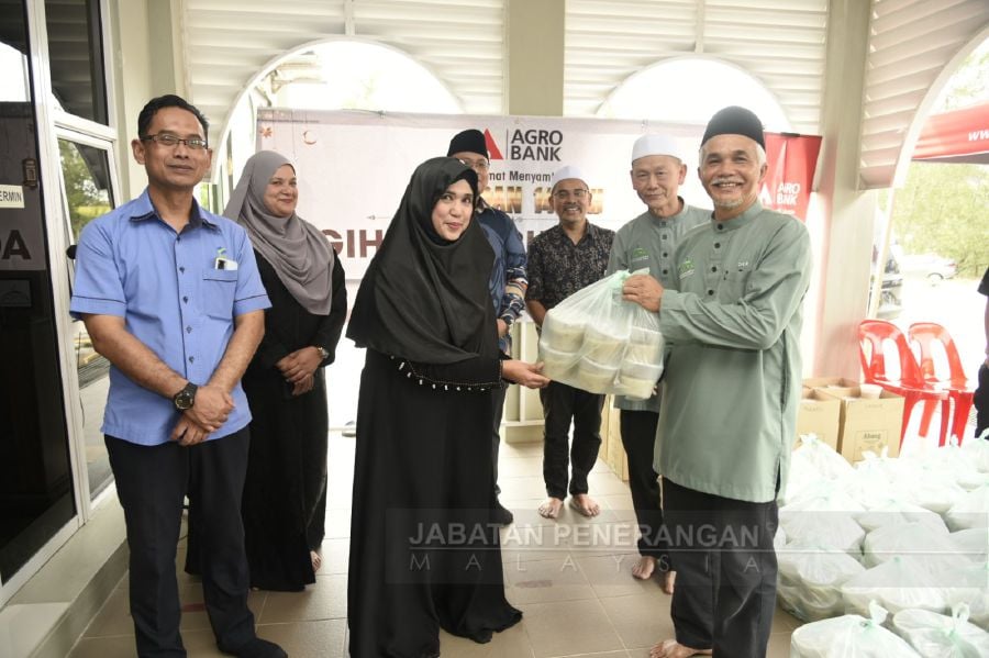 Agrobank Sabah distributed 1,000 packs of bubur lambuk around the city as part of its annual Ramadan charity programme. - File pic credit (Jabatan Penerangan Malaysia)