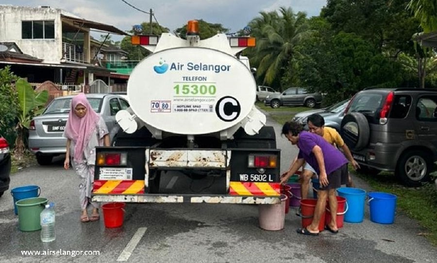 A total of 472 areas in five regions managed by Air Selangor were said to be experiencing unscheduled water supply disruptions since 7am yesterday following the temporary closure of the water treatment plants. - Pic credit Facebook Air Selangor 