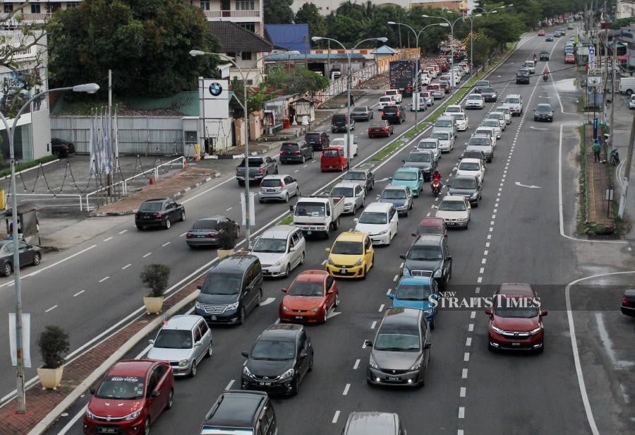 Thiss Nov 9 pic shows the traffic flow in Kota Kinabalu heading towards Jalan Kuala Krai. -NSTP/NIK ABDULLAH NIK OMAR