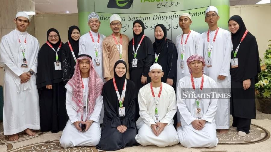 Baharin Osman and his family at the Tabung Haji headquarters in Makkah. NSTP/HUSAIN JAHIT