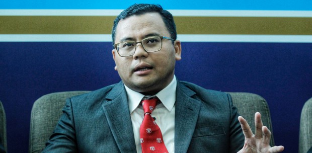 Amirudin reports for duty as Selangor MB [NSTTV]  New 