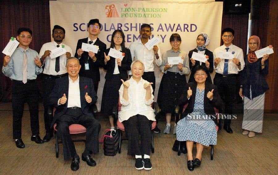 Lion-Parkson Foundation (LPF) scholarship recipients with LPF chairman Puan Sri Chelsia Cheng (seated, centre), and LPF Trustees, Datuk CS Tang (seated left) and Chow Mun Seong (seated right).