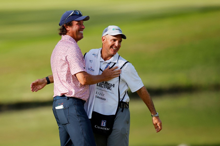  Stephen Ames of Canada celebrates with his caddie William Carlucci winning the Mitsubishi Electric Classic at TPC Sugarloaf Golf Course on April 28, 2024 in Duluth, Georgia. - AFP PIC