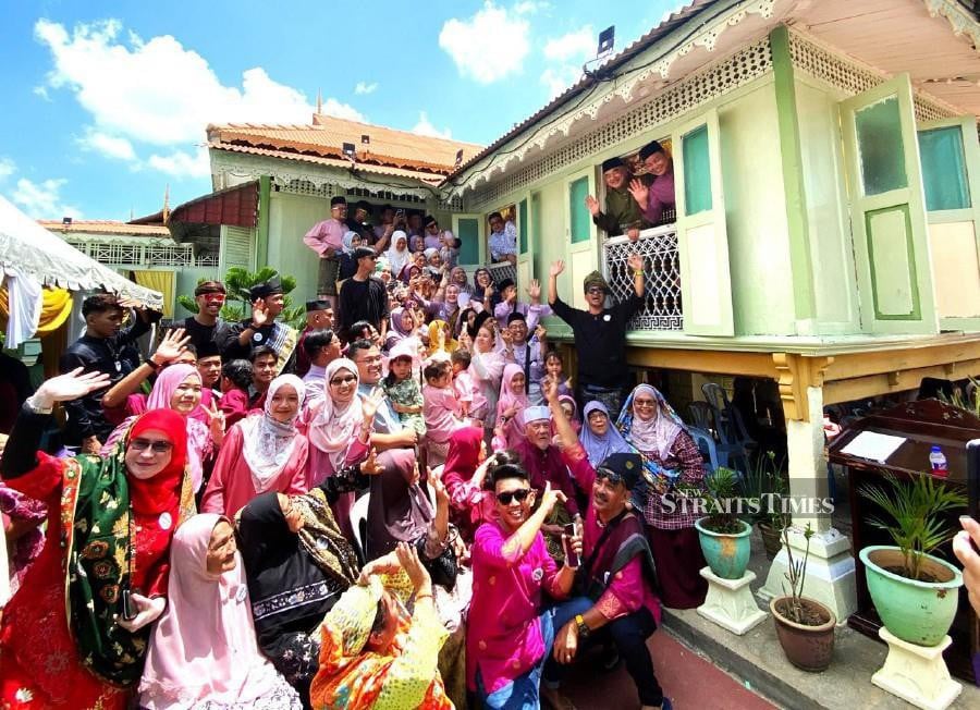 Melaka Chief Minister Datuk Seri Ab Rauf Yusoh (2nd windows) said the state government will be announcing the names of the winners, comprising visitors and tourists who had patronised and shopped at the state’s tourism spots. NSTP/AMIR MAMAT