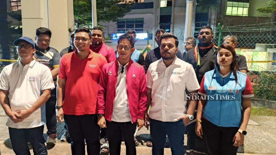 Johor PKR Youth chief Mohamad Taufiq Ismail (centre) and other members of the wing outside the Johor Baru Selatan police headquarters after lodging a report against Bersatu leader Badrul Hisyam Shaharin for calling Datuk Seri Anwar Ibrahim a “false messiah”. NSTP/IZZ LAILY HUSSEIN