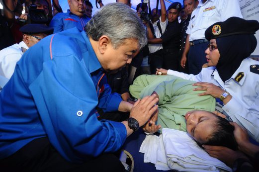 Deputy Prime Minister Datuk Seri Dr Ahmad Zahid Hamidi (left) visits the survivors of Sabak Bernam capsized boat incident yesterday. Pix by Muhammad Sulaiman