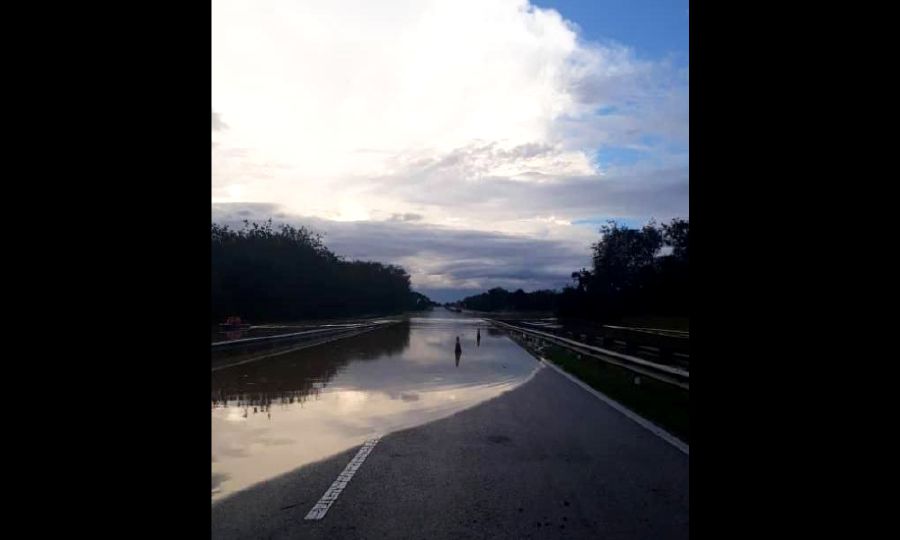 Floodwaters at Km 113 of the East Coast Expressway (LPT1) this evening. -Pix courtesy of Anih Berhad