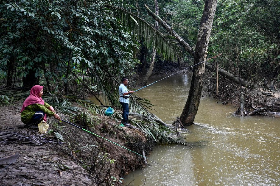 KUALA BERANG - Residents seen here fishing at a river near Kampung Payang Kayu. -- BERNAMA PIC