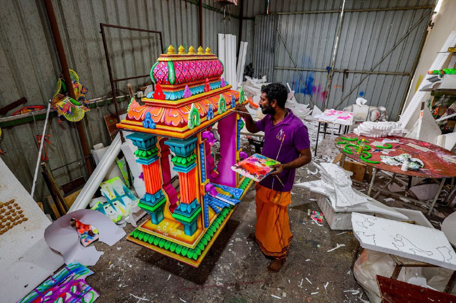 IPOH - Kavadi designer, J. Lawrence Dev meticulously paints styrofoam components in his workshop located in Taman Rishah, as part of the intricate process in crafting kavadis for the upcoming Thaipusam celebration. -- BERNAMA PIC