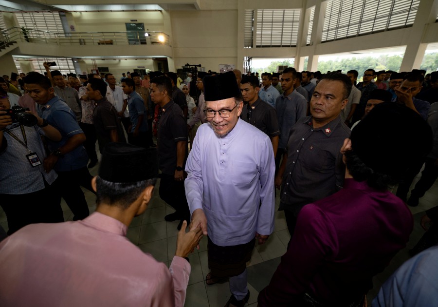 Prime Minister Datuk Seri Anwar Ibrahim also welcomed the proposal from his Pakistani counterpart Shehbaz Sharif to export halal meat from Pakistan to Malaysia. - BERNAMA pic