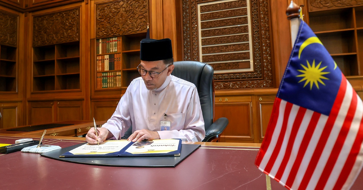 Anwar Clocks In For Official Duty | New Straits Times