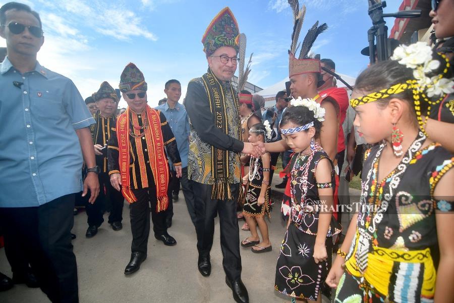 Anwar was escorted by a group of the Kadazandusun high priestesses "bobohizan" and others in their Kadazandusun Murut traditional attires. - NSTP/MOHD ADAM ARININ