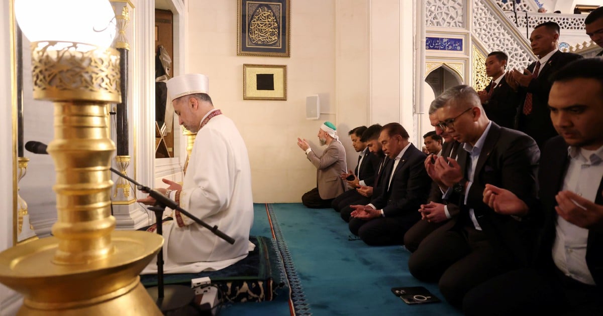 Anwar performs tarawih, engages German Muslim community at Berlin ...