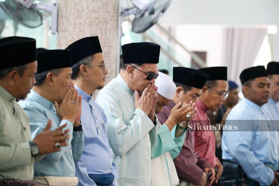 Prime Minister Datuk Seri Anwar Ibrahim joining a congregation for Friday prayers at Masjid Al Huda in Sungai Ara, Bayan Lepas here today. NSTP/MIKAIL ONG