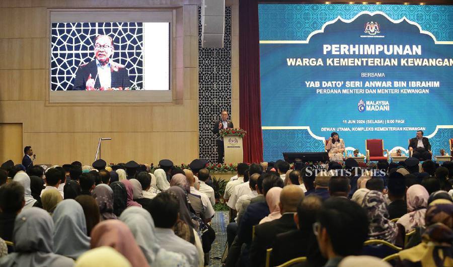Prime Minister Datuk Seri Anwar Ibrahim giving speech at the Finance Ministry’s monthly assembly in Putrajaya this morning. -- NSTP/MOHD FADLI HAMZAH