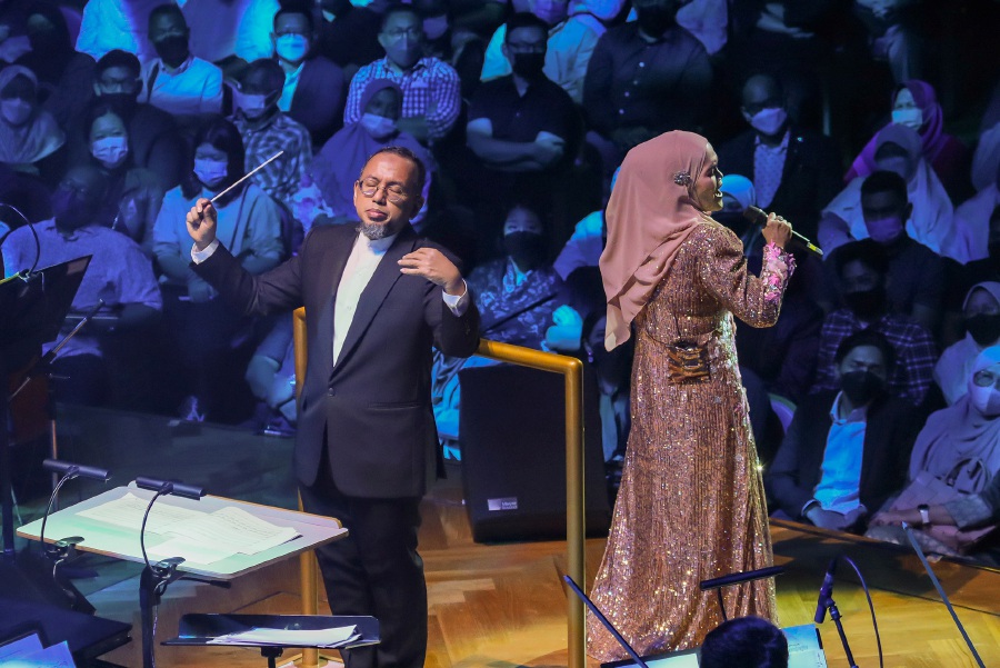 The symphonic presentation, under the competent stewardship of MPO conductor Ahmad Muriz Che Rose, brought a new dimension to Aishah’s repertoire of tunes. – Pic courtesy of MPO