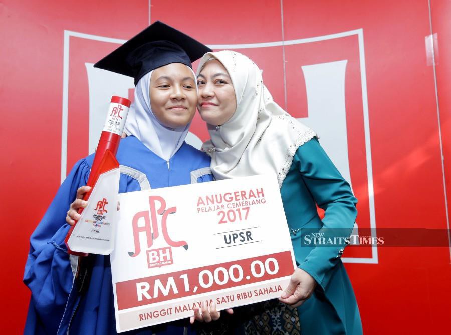 UPSR top achiever, Nur Dina Athirah Mohamad Subhi at the Anugerah Pelajar Cemerlang BH 2017 at Balai Berita, Bangsar. -NSTP/Nurul Syazana Rose Razman