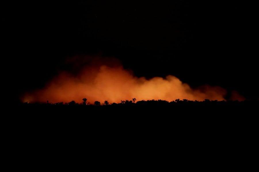 Smoke billows during a fire in an area of the Amazon rainforest near Humaita, Amazonas State, Brazil, Brazil August 17, 2019. Picture Taken August 17, 2019. (REUTERS/Ueslei Marcelino) 