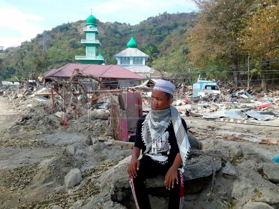  Ariff Bambang, 16, said he only thought of saving himseld and sprinted towards the hill at his house backyard barefooted. Pic by NSTP/EMAIL