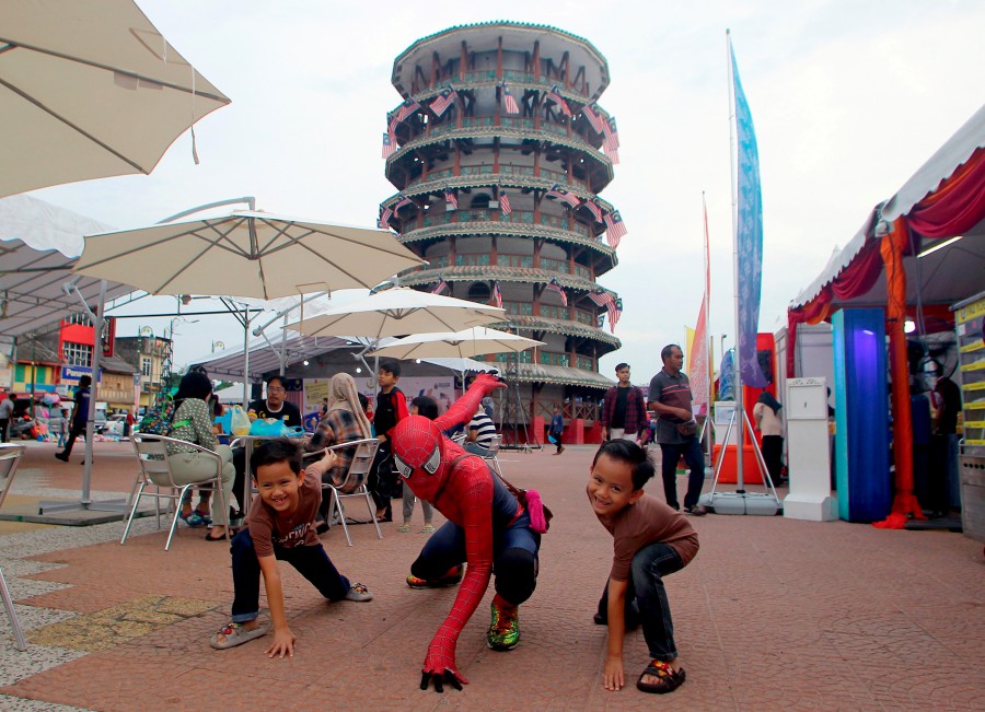 Refusing to admit defeat and throw in the towel, as soon as the conditions and rules of the MCO were relaxed, Nasmeruddin became a roving street performer and entertainer, together with another friend who donned a clown costume who was known as ‘Mr Minggu’. - BERNAMA Pic