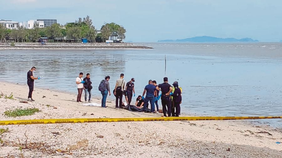 Melaka Tengah police chief Assistant Commissioner Christopher Patit said the body of a 69-year-old Chinese woman from Tampin, Negeri Sembilan, was discovered by a resident at around 2pm when returning from Friday prayers in the nearby area before reporting it to the police.- NSTP/MEOR RIDUWAN MEOR AHMAD 
