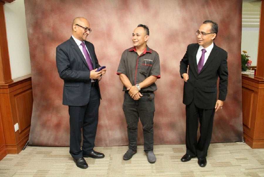 Ashri Haya, 50, (middle) together with USM Vice Chancellor Professor Datuk Dr Faisal Rafiq Mahamd Adikan (left) and USM registrar, who is also USM’s 59th convocation ceremony working committee chairman, Datuk Dr Musa Ali. - Pic courtesy of USM