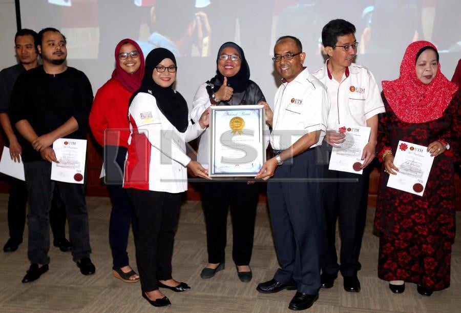 UTM vice-chancellor Prof Datuk Dr Datuk Wahid Omar (third from right), receiving the Malaysia Book of Records’s awards. NSTP/ Mohamad Shahril Badri Saali