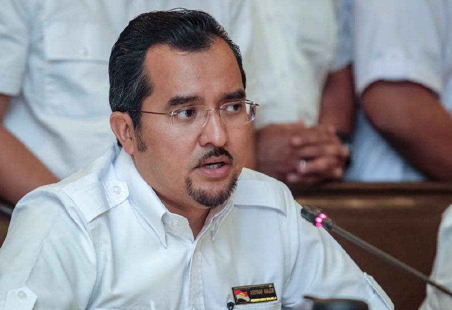 Umno Youth chief Datuk Dr Asyraf Wajdi Dusuki urged Malaysian Anti-Corruption Commission's (MACC) to investigate the offers made by Perikatan Nasional (PN) to the 10 Barisan Nasional (BN) members of parliament. -FILE PIC