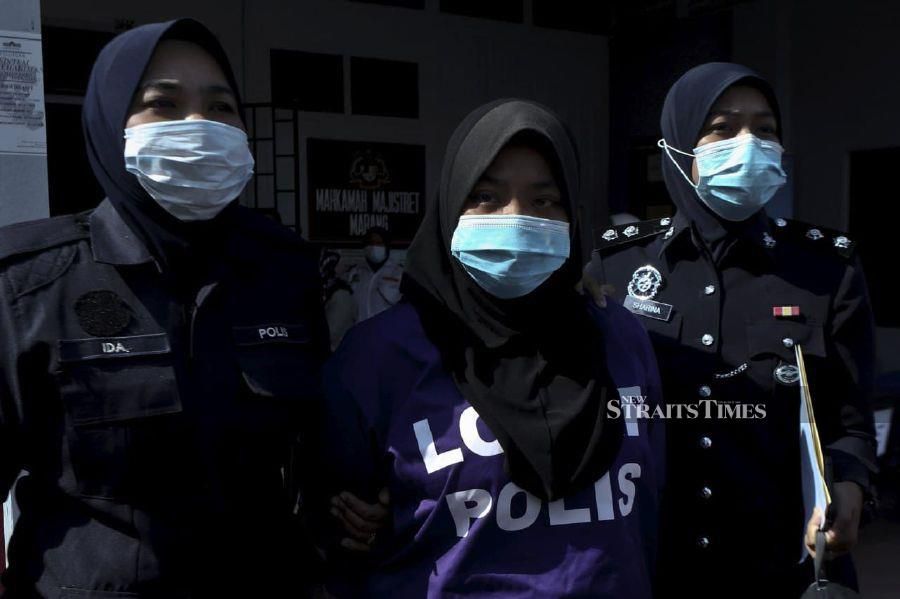 Siti Nur Athirah, who was clad in the purple police lock-up uniform, looked calm when she arrived at the court at 9.36am. - NSTP/GHAZALI KORI. 