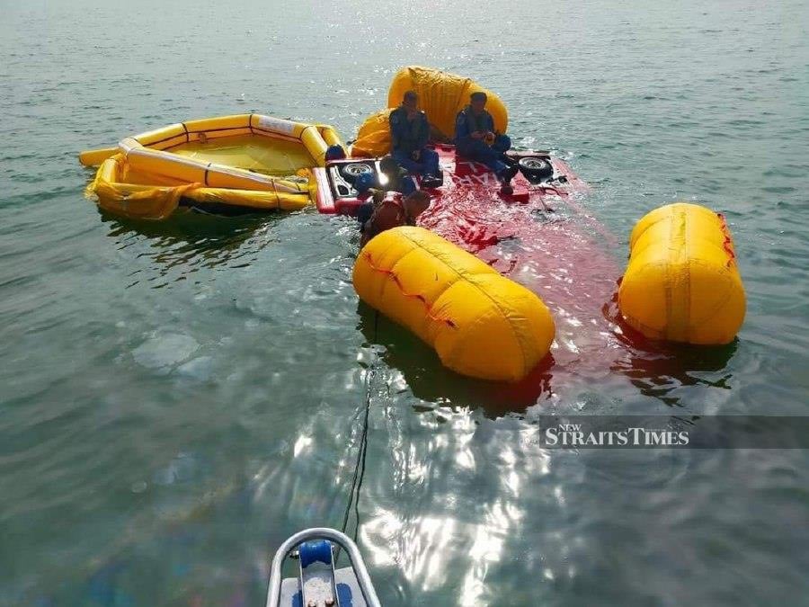 A photo spread on social media showing what is alleged to be the MMEA helicopter crash near Pulau Angsa, Kuala Selangor. From the Kapt Heli Inspirasi Facebook 