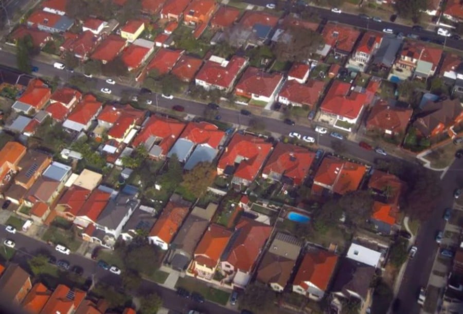 Residential homes can be seen in the inner west suburb of Enmore in Sydney, Australia, July 19, 2015. REUTERS/David Gray/File Photo