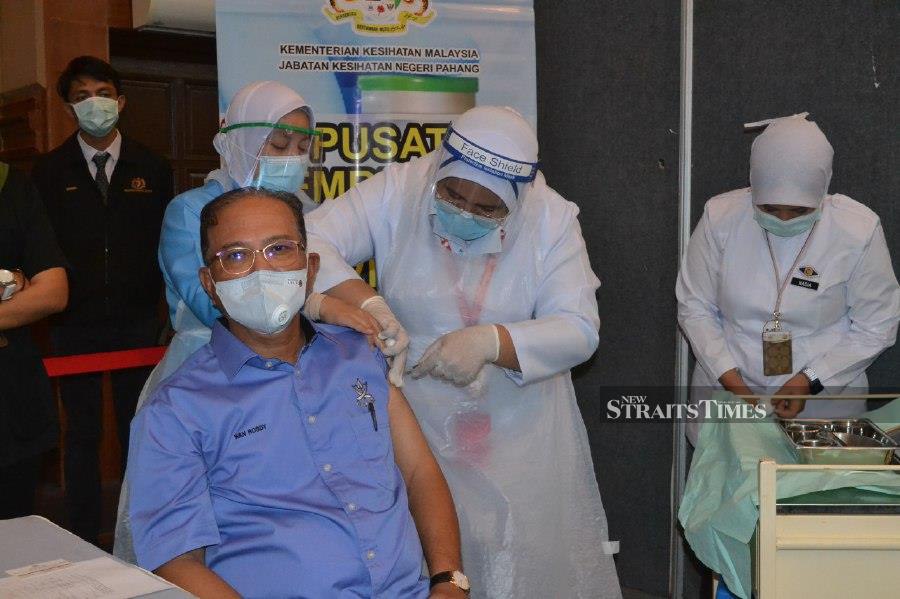 Pahang Menteri Besar Datuk Seri Wan Rosdy Wan Ismail receiving his second dose of Pfizer-Biontech Covid-19 vaccine at the Sultan Haji Ahmad Shah Silver Jubilee Hall. -NSTP/Asrol Awang