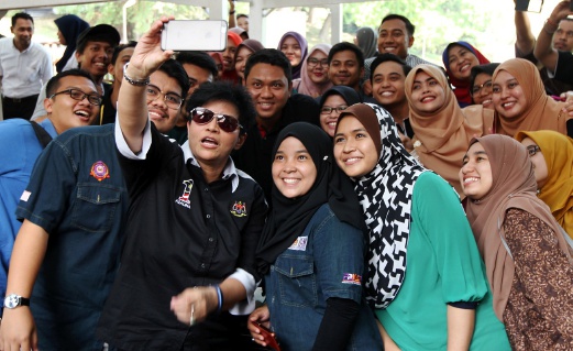 Minister in the Prime Minister's Department Datuk Seri Azalina Othman takes a selfie with Johor undergrads studying in Universiti Sains Malaysia, Penang, today. Pix by Ramdzan Masiam