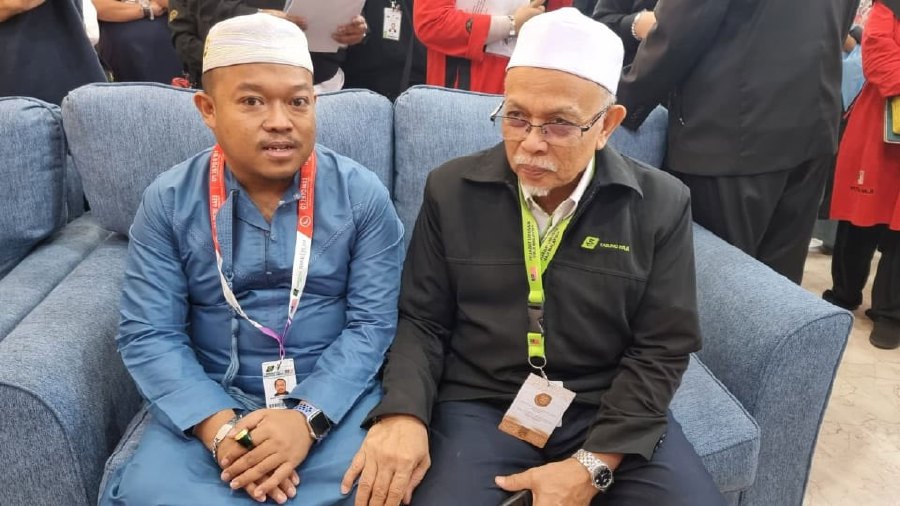 Mohd Azmil (left) was met by the Board of Directors of Tabung Haji Board, Abdul Mokhti Salleh at his hotel.- PIC CREDIT HM