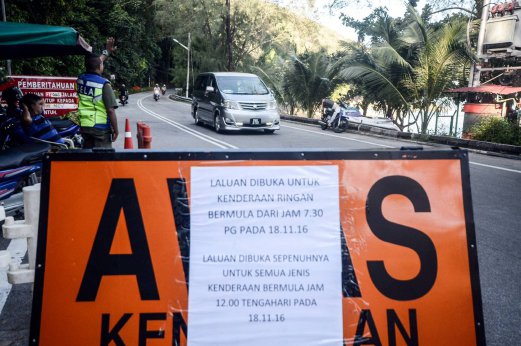 The landslide section of Jalan Teluk Bahang - Jalan Balik Pulau road was reopened to motorist starting this morning. Pix by SHAHNAZ FAZLIE SHAHRIZAL. 
