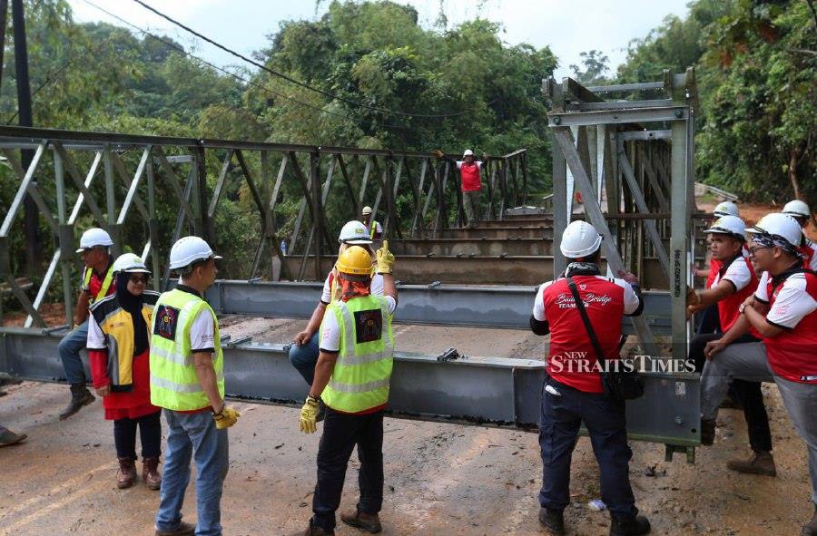 The construction of a bailey bridge at KM 73.850, Jalan Kampung Sungai Sam-Jeli (FT 66) near Kampung Kubur Datu in Jeli, today. - NSTP/ NIK ABDULLAH NIK OMAR