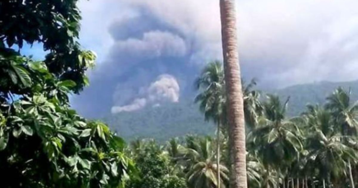 Thousands evacuated from Vanuatu island as volcano erupts | New Straits ...