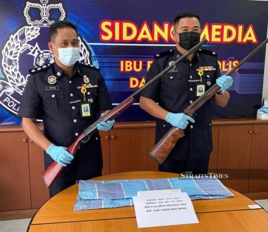District police chief Deputy Superintendent Sammy Newton (right) said the team had received a public tip-off that the man was keeping two bakakuk at his home without a firearm permit. - Photo courtesy of PDRM. 