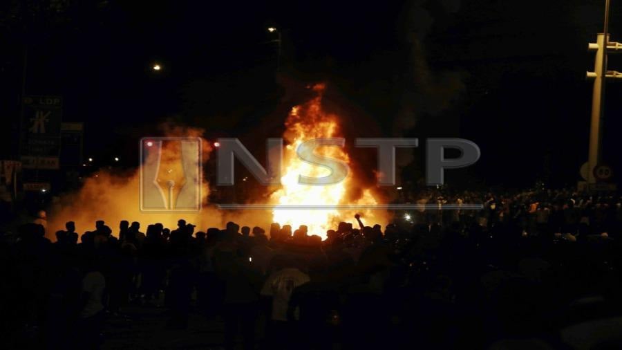 3 cars set on fire near USJ temple; hundreds march to One ...