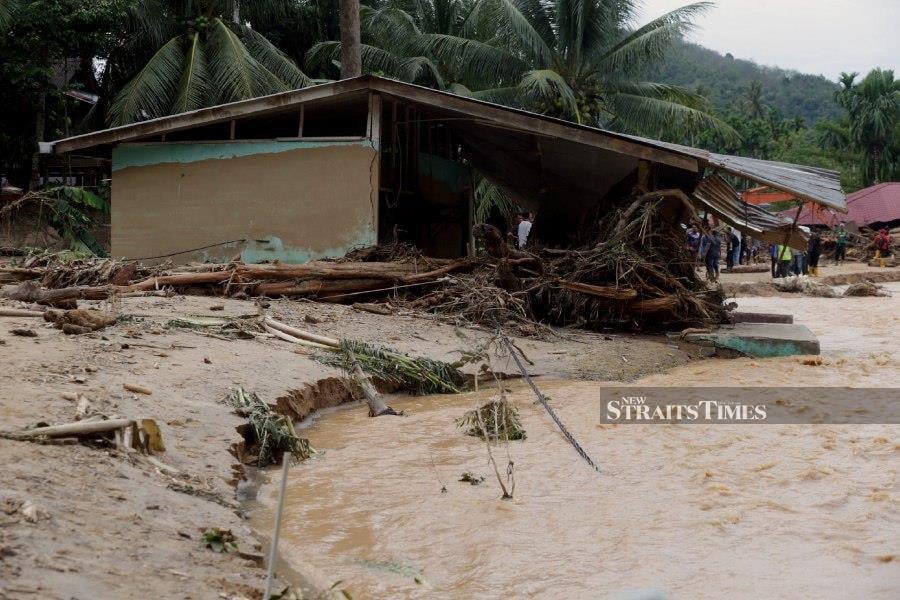 Menteri Besar Datuk Seri Muhammad Sanusi Md Nor today urged the victims of massive floods that ravaged 12 villages and killed three people in Kupang here, to accept their fate with an open heart and be grateful for the other blessings granted to them.  -NSTP/DANIAL SAAD.