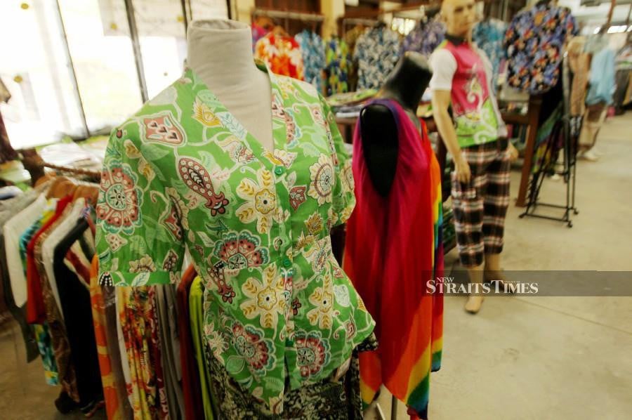 Tay Siblings Keep Batik Art Traditions Alive