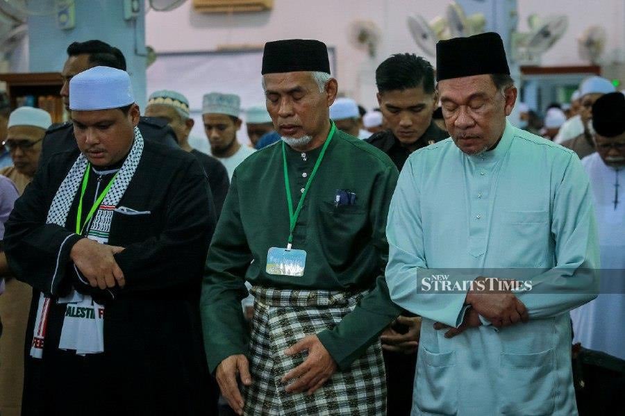 Prime Minister Datuk Seri Anwar Ibrahim joining the congregation for Friday prayers at Surau Al-Kauthar, Bandar Baru Bangi. NSTP/ASYRAF HAMZAH