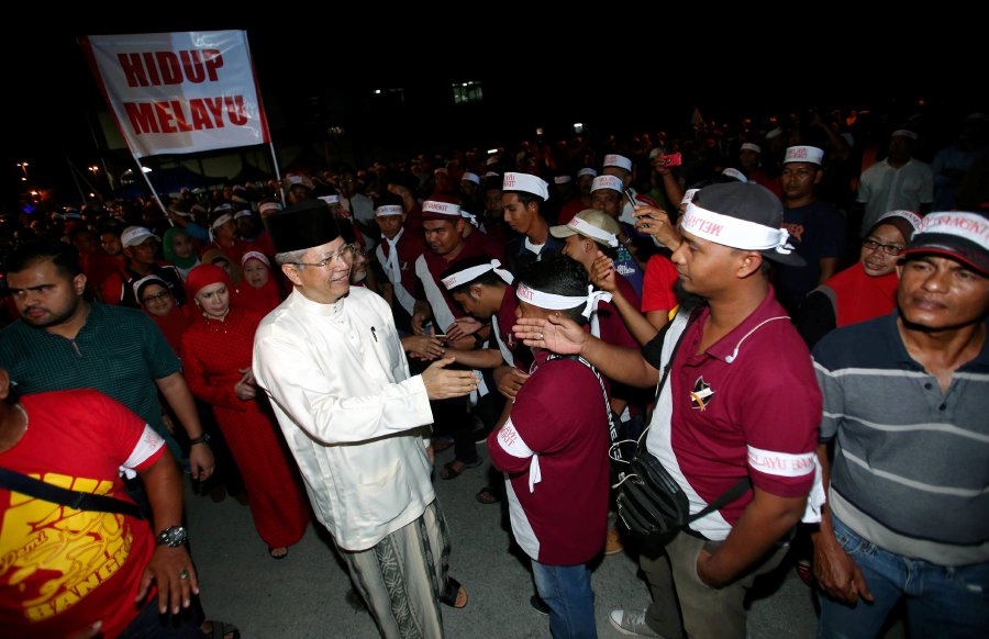 Tan Sri Annuar Musa at the “Melayu Bangkit” rally in Kampung Gajah here Saturday night. NSTP Pix by L. MANIMARAN.