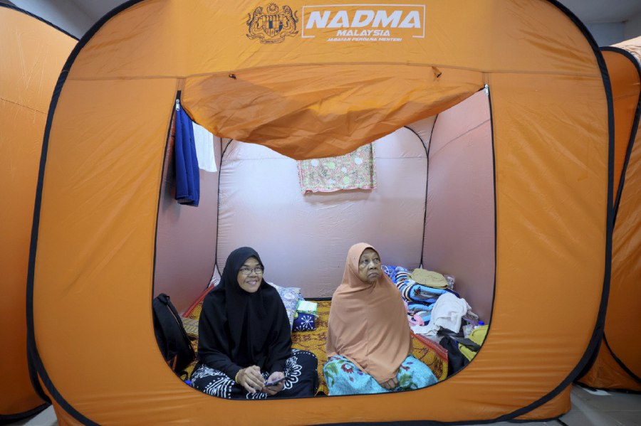 KUALA TERENGGANU: Flood victims taking shelter at the SK Chendering temporary flood relief centre. Thirteen schools in the state were closed today due to rising water levels. -- BERNAMA PIC