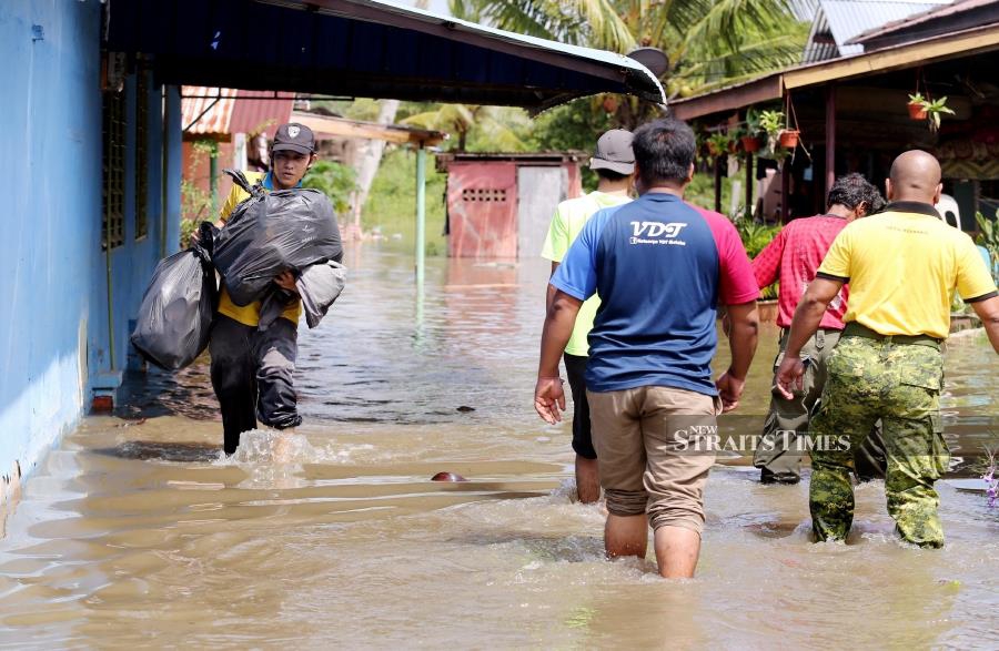  A total of 745 people from 150 families have had to be evacuated in the state due to flash floods, and the number is expected to increase even though there are only light showers. (NSTP/RASUL AZLI SAMAD)