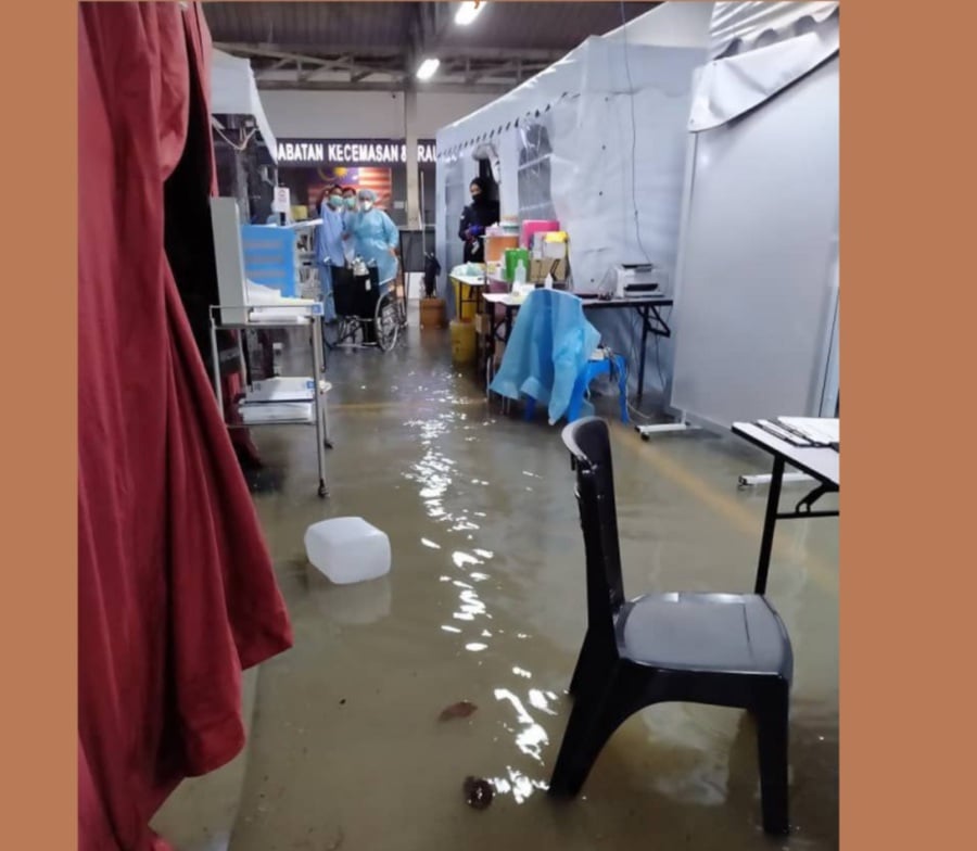 The tents, located in front of the hospital’s Emergency and Trauma Department, were inundated within minutes of the heavy rain. -- Pix courtesy of NSTP reader