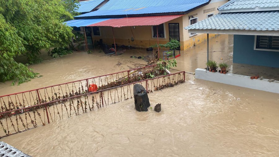 Parts of Penang island struck by flash floods | New Straits Times ...