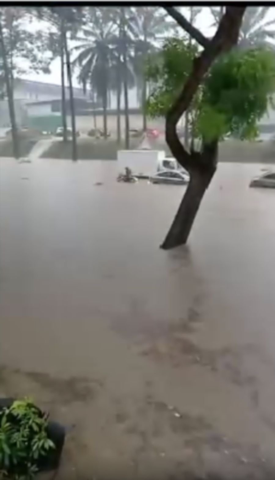  A number of cars were left stranded on the road after several areas in Melaka have been hit by flash floods following torrential rain this afternoon. — SCREENGRAB FROM SOCIAL MEDIA 
