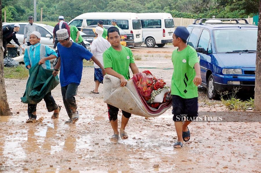 The flood situation in the state continues to improve today, with the number of flood victims in Alor Gajah and Melaka Tengah, falling to 714 while seven temporary relief centres (PPS) were closed. (Pic by HASSAN OMAR)